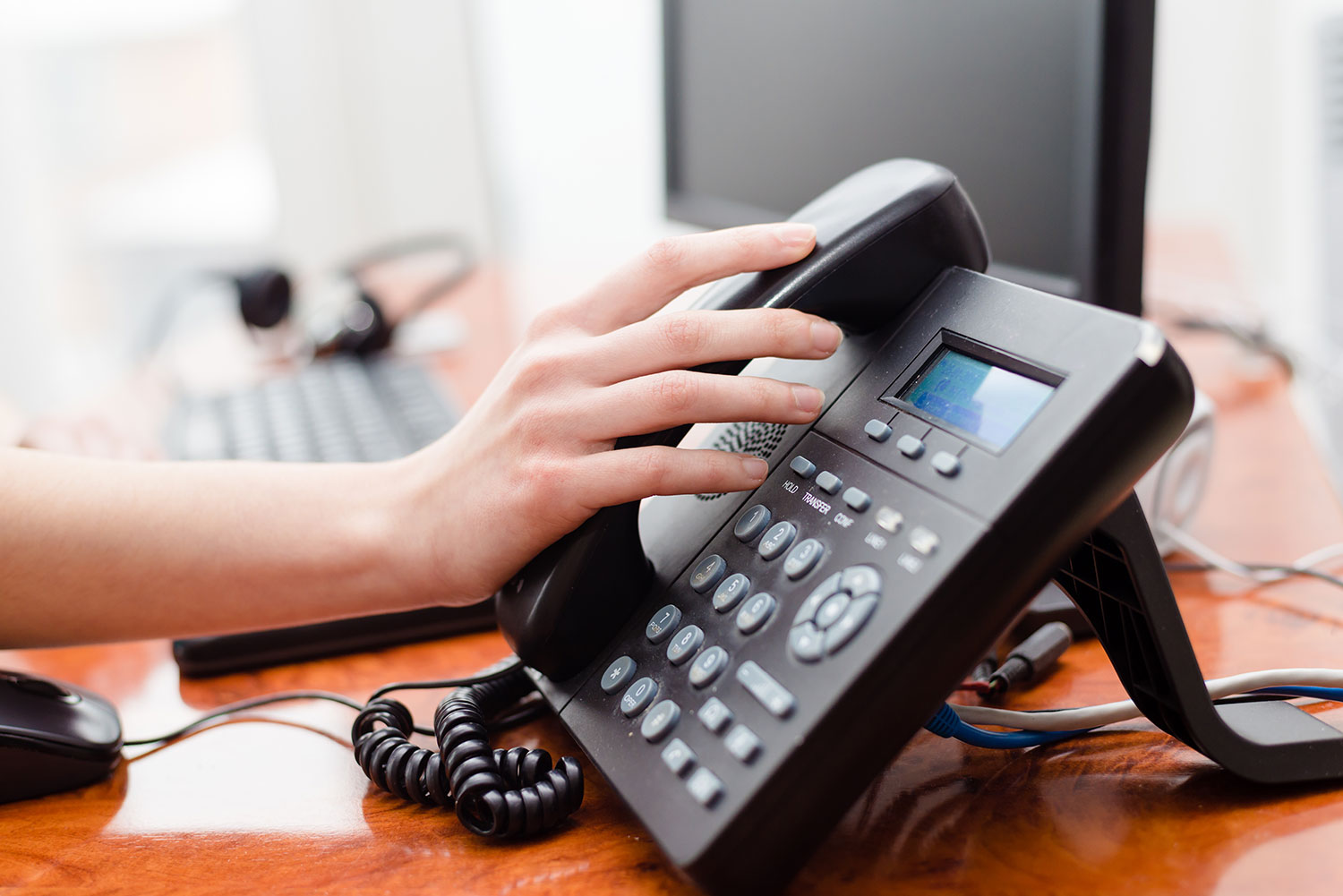 een vrouw op een telefoon in een kantoor